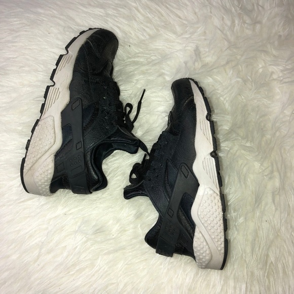 NIKE Air Huarache Run PRM Paisley Black Embossed Leather Sneaker Shoes - Picture 8 of 11